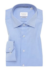 Himmelblaues, knöpfbares Hemd mit weit geschnittenem Kragen, modernem Schnitt und Doppelknopfmanschette. Weicher Stoff mit subtiler Textur. Markenlabel sichtbar.