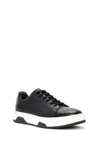 Sneakers in pelle nera con una finitura testurizzata, suola in gomma bianca e lacci neri. Presentano una suola intermedia bianca a contrasto e accenti sottili.