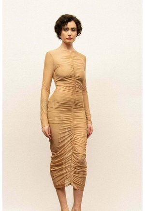 Naga sukienka z długim rękawem, wykonana z elastycznej tkaniny, z pionowym marszczeniem, dopasowaną sylwetką i długością midi sięgającą do łydki.