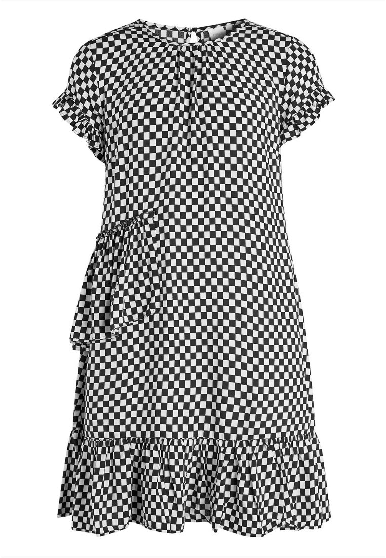 Černobílé kostkované šaty vyrobené z lehké tkaniny, s krátkými volánkovými rukávy, detailem staženého pasu a nabíraným volánkovým lemem.