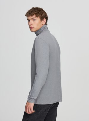 Maglietta a maniche lunghe grigia con collo alto, realizzata in tessuto liscio, con maniche aderenti e design semplice e minimalista.