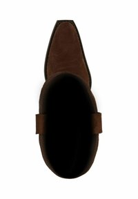 Bruine suede enkellaars met een spitse neus en een gestructureerde binnenkant, voorzien van een zij-handvat en stiksels langs de rand.