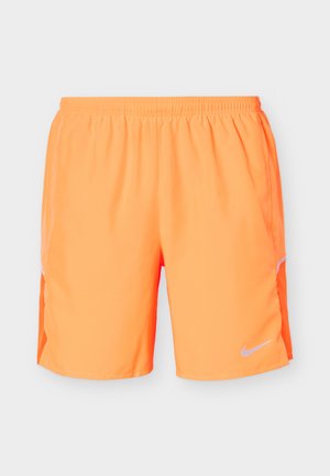 Neon-oranje sportshorts met elastische tailleband en kleine reflecterende Nike Swoosh op het onderste deel van het rechterbeen.