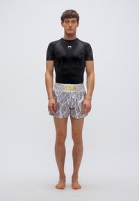 Μαύρο κοντομάνικο μπλουζάκι συμπίεσης και γκρι σορτς με λευκή και κίτρινη ζώνη μέσης "VENUM", με διακριτικό μοτίβο και ελαστικό υλικό.