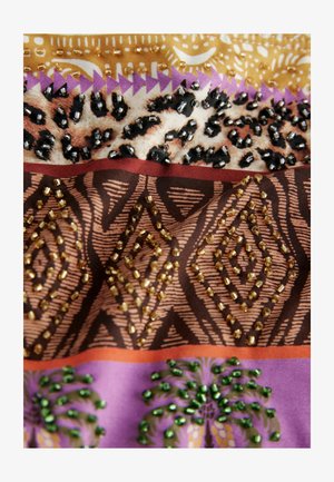 Tekstil med indviklede mønstre i varme nuancer. Inkluderer guld- og sorte perler, metalaccenter og distinkte bladdesigns i lilla og brun.