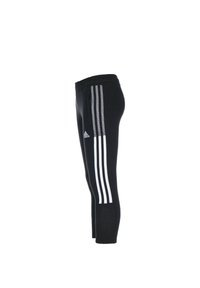 Pantalones deportivos negros con un diseño ajustado, que presentan tres franjas blancas a lo largo de los lados y una cinturilla elástica. Textura de tela suave.