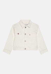 Bílé džínové sako s límcem, dlouhými rukávy a pěti knoflíky; obsahuje dvě náprsní kapsy s červenými, bílými a modrými akcenty.