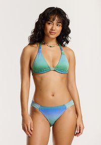 Háromszög alakú bikini zöld és kék gradienstónusokban, texturált anyaggal, állítható nyakkendőkkel és passzoló hipster alsóval.