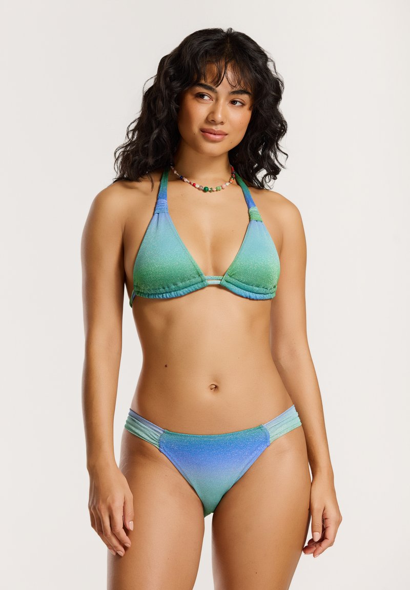 Háromszög alakú bikini zöld és kék gradienstónusokban, texturált anyaggal, állítható nyakkendőkkel és passzoló hipster alsóval.