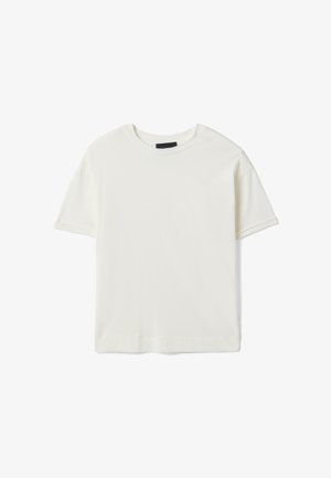 Maglietta a maniche corte con scollo tondo, bianca semplice, con vestibilità regolare, mostrata su sfondo bianco.