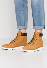 Timberland KEELEY FIELD 6IN - Fűzős bokacsizmák - wheat