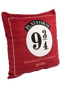 Cuscino rosso con motivo a diamante, che presenta il logo "Platform 9¾" e il testo "Hogwarts Express" in bianco e nero. Morbido al tatto.