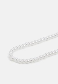 Colar de pérolas brancas com pérolas redondas lisas de tamanho uniforme em uma corrente contínua, exibindo um brilho lustroso e um design clássico.