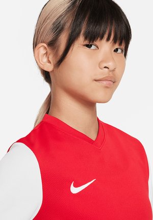Rotes Sporttrikot mit weißen Ärmeln und V-Ausschnitt. Mit Nike-Logo in Weiß, aus strukturiertem Stoff.