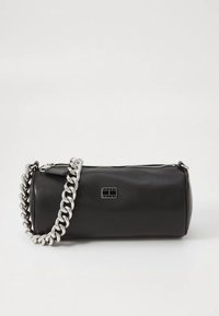 Must nahast käekott silindrilise kujuga, hõbedase kettkäepidemega ja tõmblukuga sulgemisega. Esiküljel on väike logoplaat.