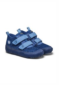 Scarpe da bambini blu con tomaia testurizzata, dotate di cinturini in Velcro azzurri, suole in gomma e un logo giocoso sul lato.
