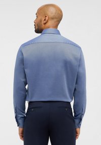 Blauw met patroon overhemd met een semi-gestructureerde kraag, gedetailleerde manchetten en een gladde textuur, gecombineerd met donkere broeken.