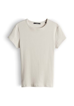 Kurzärmeliges, beiges T-Shirt mit Rundhalsausschnitt aus geripptem Strick, flach auf weißem Hintergrund liegend.