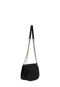 Crna suede crossbody torba s lancem, s prednjim džepirom na zatvarač, mekim teksturom, zaobljenim oblikom i suptilnim sjajem.