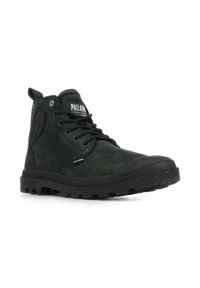 Stivali mid-top in suede nero con suola in gomma nera, punta rotonda e design con lacci. Presentano una patch con logo e occhielli per la ventilazione.