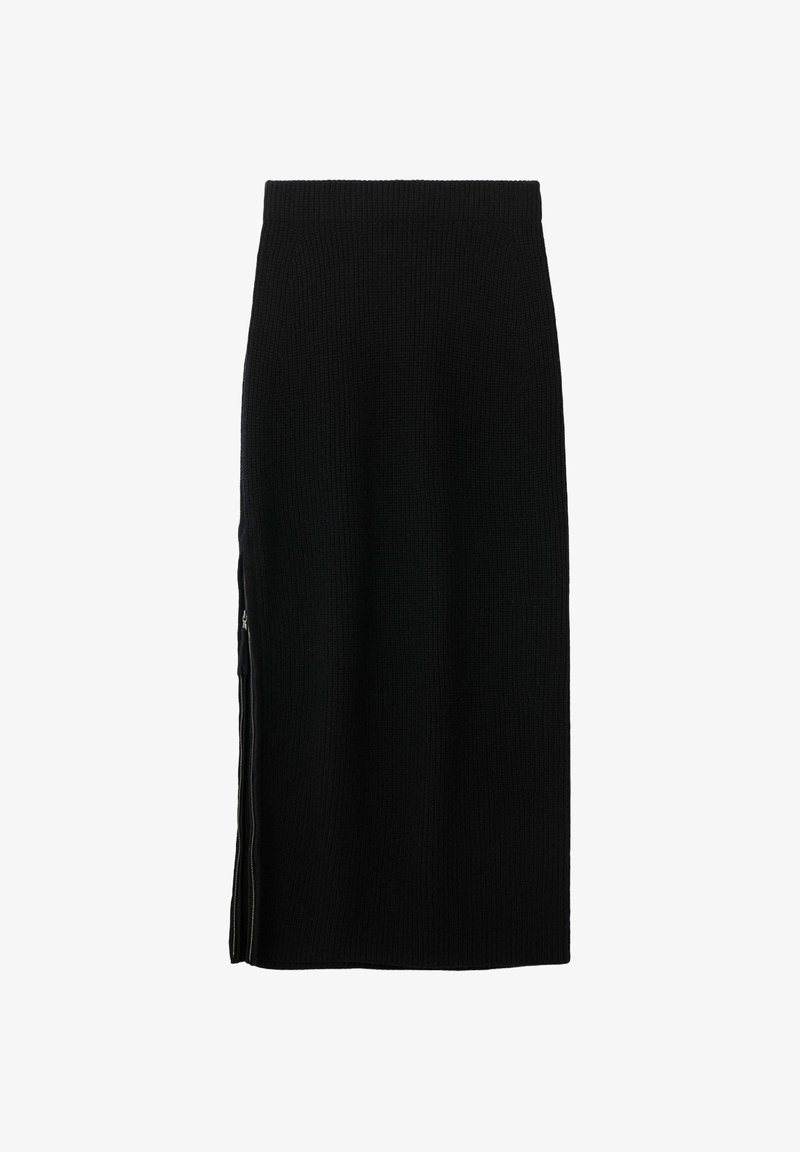 Jupe midi noire en tricot avec une texture côtelée et une fermeture à glissière sur le côté. Design simple et ajusté sans motifs.