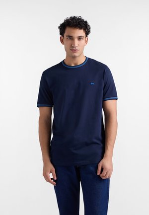 Granatowy t-shirt z krótkim rękawem z jasnoniebieskim prążkowanym kołnierzem i mankietami na rękawach; na piersi znajduje się małe niebieskie logo.