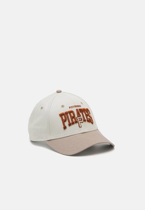 Beige Kappe mit einem braunen gebogenen Schirm, auf der Vorderseite mit "Pittsburgh PIRATES" in Orange bestickt. Texturiert, sechs-teilige Konstruktion.