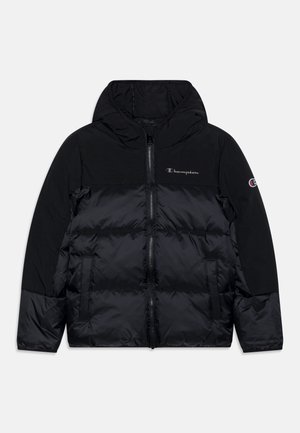 Veste matelassée noire avec capuche, dotée d'une fermeture éclair à l'avant, d'un motif matelassé sur le corps et d'un tissu lisse contrastant sur les épaules.