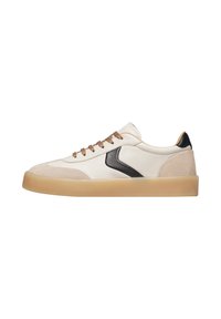 Sneaker bassa bianca con dettagli in suede beige, lacci marroni, suola in gomma e accenti neri sul lato e sulla linguetta del tallone.