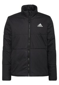 Giacca puffer nera con colletto alto, chiusura a zip completa e logo Adidas bianco sulla parte superiore sinistra. Presenta dettagli trapuntati e maniche lunghe.