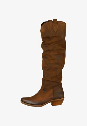 Botas altas de cuero marrón con un diseño caído, punta afilada y tacón apilado. Presentan un pequeño emblema de mariposa en el costado.