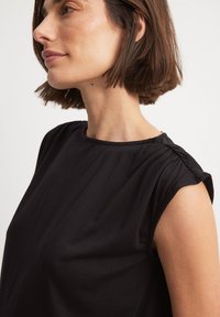 NA-KD DRAPED - Potiskana majica - black