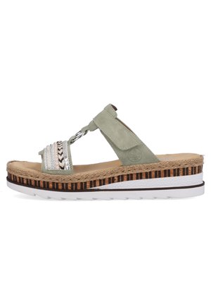 Sandale en daim vert avec des détails de sangle tressée, semelle plateforme présentant un design rayé et une semelle intérieure rembourrée pour le confort.
