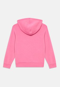 Hettegenser i knall rosa, med lange ermer, ribbestrikkede mansjetter og hem, myk tekstur og et enkelt design.