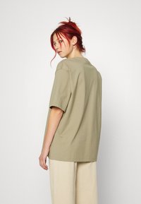 adidas Originals TEE - Paprasti marškinėliai - orbit green