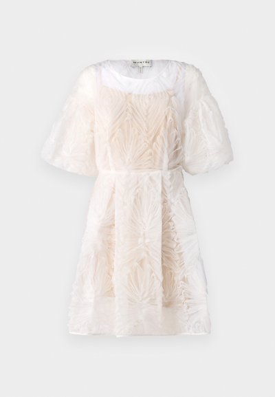 Robe à manches courtes, longueur genou en beige clair avec un design floral texturé en couches. Fabriquée en tissu transparent, elle présente un col rond et une taille élastique.