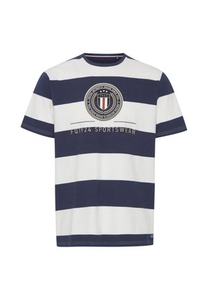 Dryžuota trumpomis rankovėmis marškinėliai jūros mėlynos ir baltos spalvų, su apvaliu logotipu dekoruotu laurelinėm detalėm ir užrašu "FQ1924 SPORTSWEAR" smėlio spalvos.