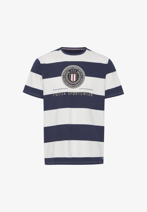 Dryžuota trumpomis rankovėmis marškinėliai jūros mėlynos ir baltos spalvų, su apvaliu logotipu dekoruotu laurelinėm detalėm ir užrašu "FQ1924 SPORTSWEAR" smėlio spalvos.