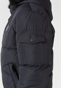 CLOSURE London HOODED SHORT PUFFER JACKET - Téli dzseki - black