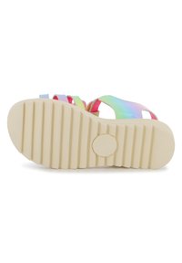 Πολύχρωμα σανδάλια με ιριδίζουσες λουρίδες, μπεζ υφασμένο πέλμα και απαλό καμπυλωτό σχεδιασμό για άνεση και σταθερότητα.