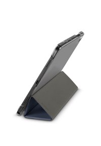 Tablet mit einer schützenden, durchsichtigen Hülle, die auf einem grauen, dreieckigen Faltständer auf einem weißen Hintergrund steht.