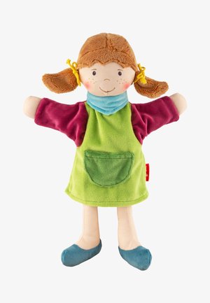 Puppet da mano in tessuto morbido di una ragazza sorridente con capelli castani legati in codini, che indossa un vestito verde, maniche rosse, sciarpa blu e scarpe blu.