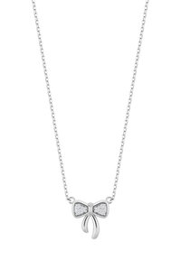 Srebrny naszyjnik z zawieszką w kształcie kokardy, ozdobiony przezroczystymi kamieniami, zawieszony na delikatnym łańcuszku o gładkiej teksturze i polerowanym wykończeniu.