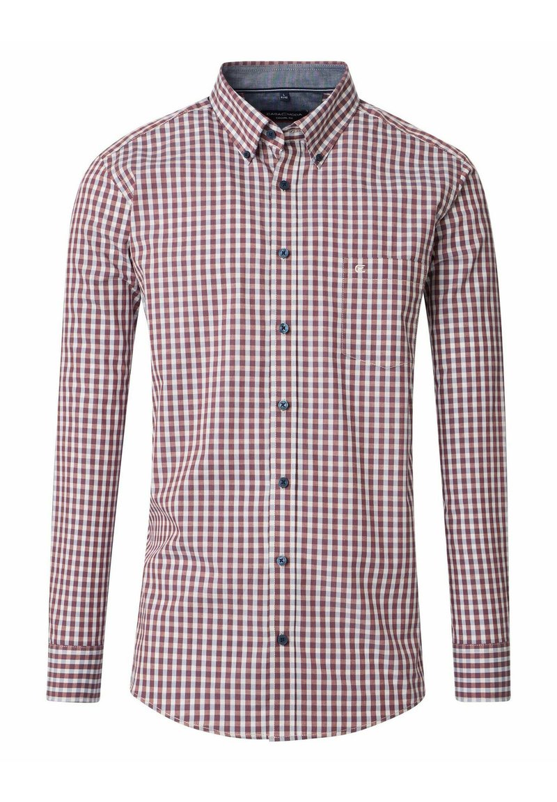 Herren Langarmhemd in karminrot und weißem Karomuster. Mit Button-down-Kragen, blauen Knöpfen und einer einzelnen Brusttasche mit Logo. Aus Baumwollmischgewebe.