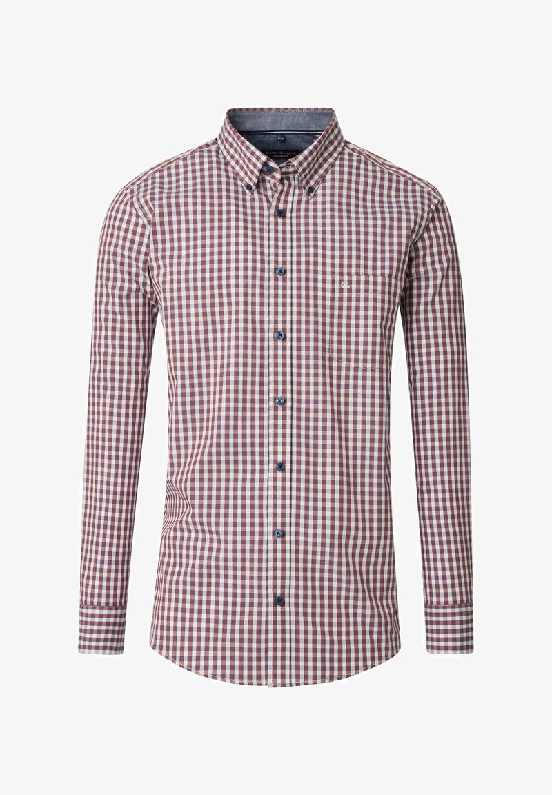 Herren Langarmhemd in karminrot und weißem Karomuster. Mit Button-down-Kragen, blauen Knöpfen und einer einzelnen Brusttasche mit Logo. Aus Baumwollmischgewebe.