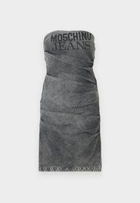 Haljina od traperice bez naramenica u izblijedjeloj crnoj boji s naboranim teksturom. Ima odvažan logo "Moschino Jeans" na vrhu i ravni rub.