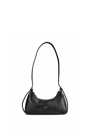 Bolso pequeño negro de hombro con una correa larga y cierre de cremallera, con la marca "Patrizia Pepe" en el centro frontal.