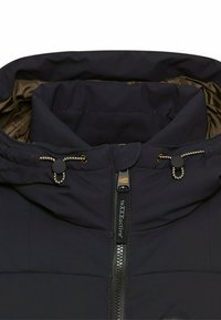 Marineblauwe geïsoleerde jas met een gladde buitenkant, voorzien van een hoge kraag, een ritssluiting aan de voorkant en verstelbare toggles op de capuchon.