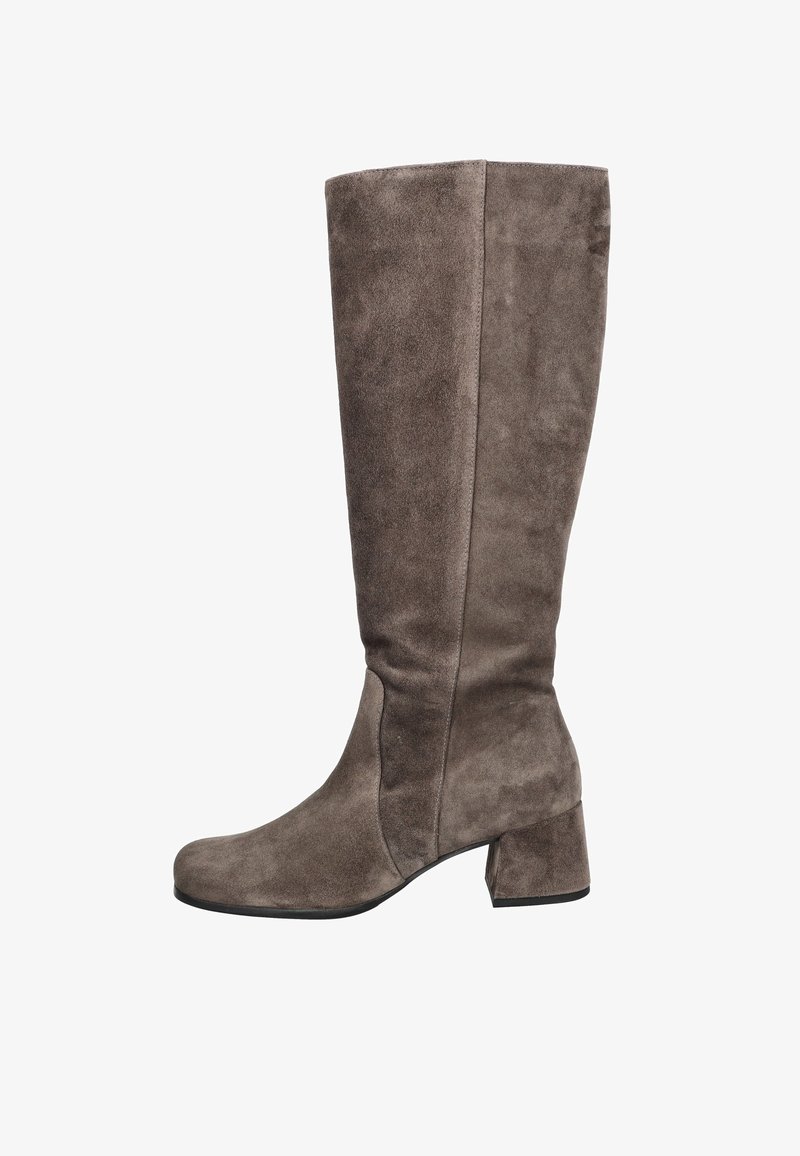 Botte pour femme en daim gris haut avec un talon bloc bas et un embout arrondi, vue de côté sur un fond blanc.