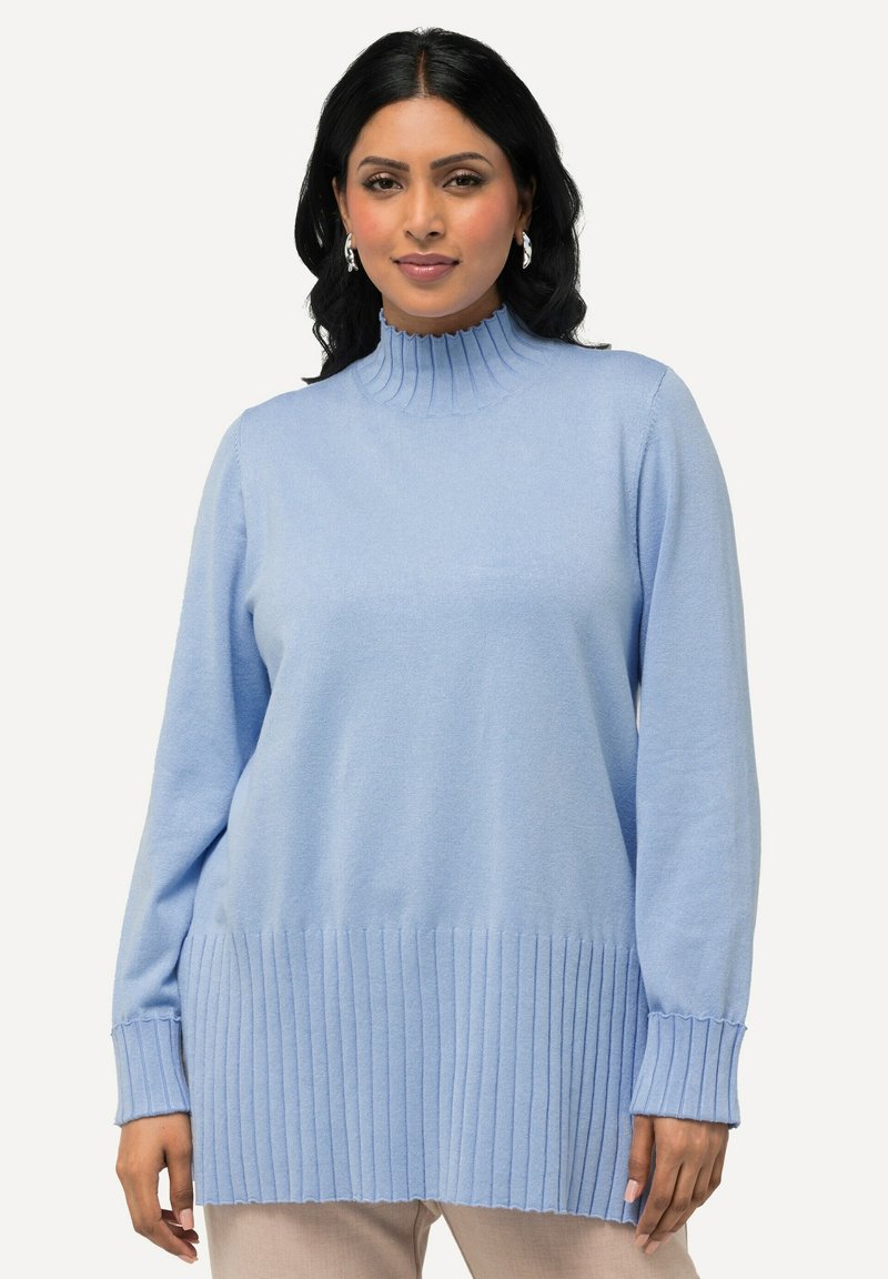 Maglione turtleneck azzurro chiaro con orlo e polsini a costine, realizzato in un morbido tessuto testurizzato, con maniche lunghe e una vestibilità comoda.